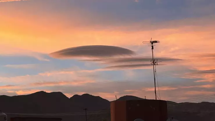 ¿Nubes OVNI? Figuras en el cielo de la CDMX provocan todo tipo de reacciones