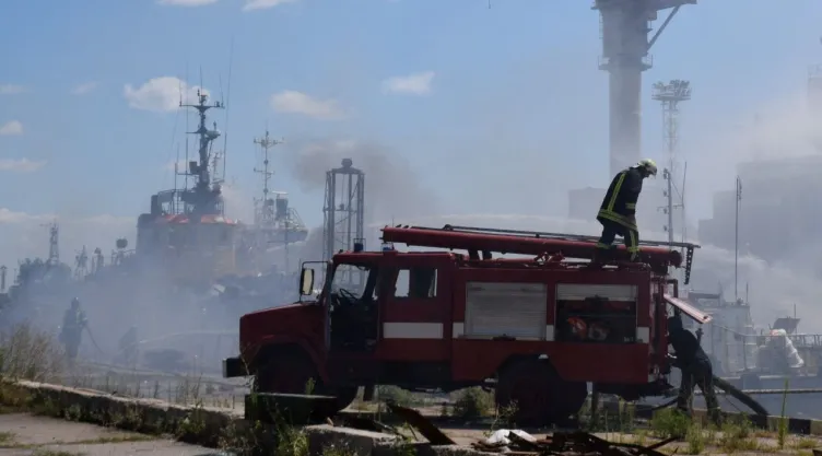 Los bomberos trabajan en el lugar de un ataque con misiles rusos en el puerto marítimo de Odesa, mientras continúa el ataque ruso contra Ucrania, Ucrania.