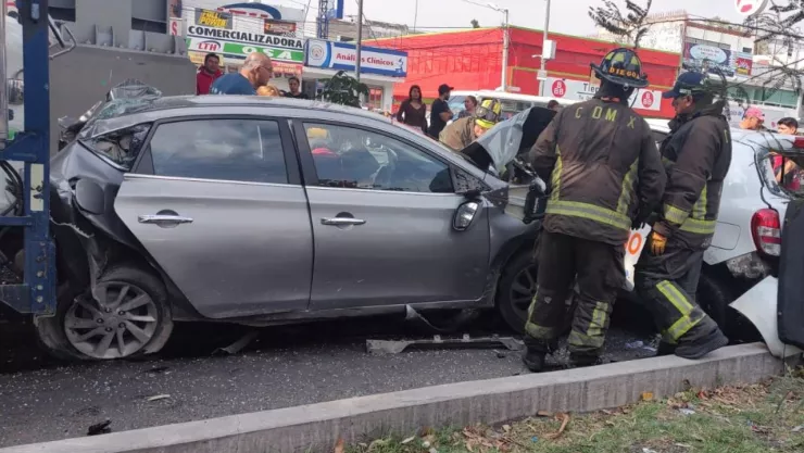 autos particulares chocados por el impacto de un tráiler