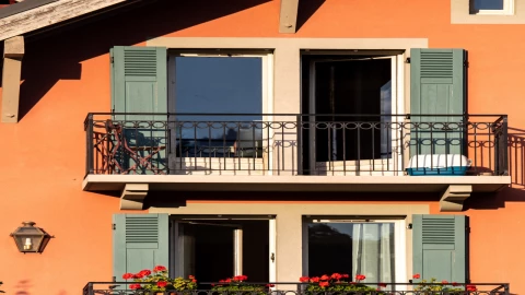 Hombre cae de balcon