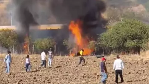 ¡Trágico accidente en el Eje Metropolitano! Conductor muere calcinado tras volcadura e incendio