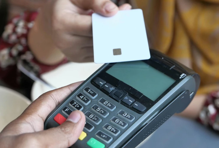 Una persona pagando con su tarjeta de crédito