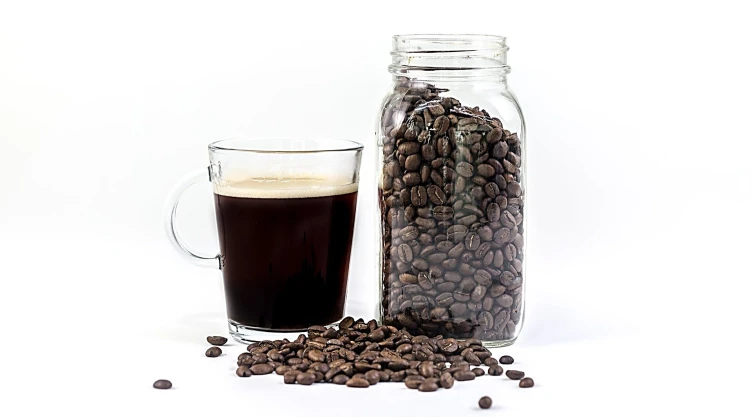 ¿Por qué cada vez más personas guardan los frascos de café?