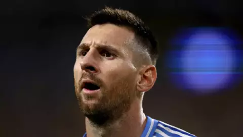 Vandalizan casa de Lionel Messi en España y le dejan polémico mensaje