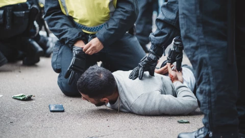 Oficiales de la policía detienen a un migrante