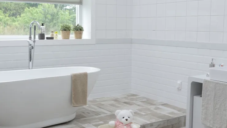 El truco para destapar la regadera del baño con ingredientes caseros