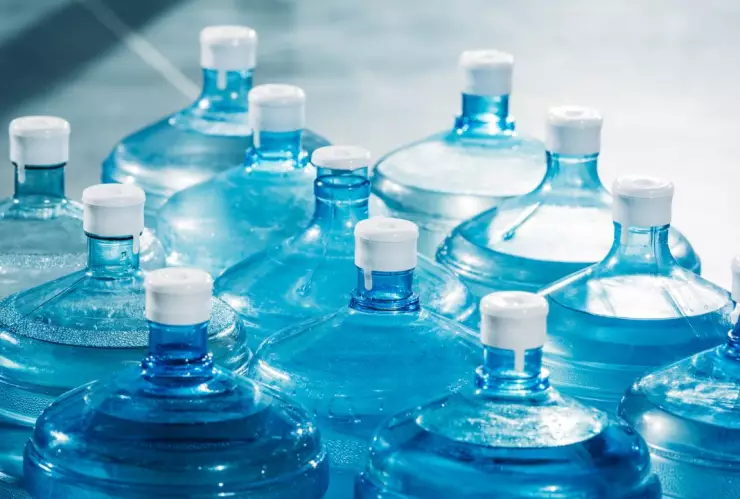Garrafones de agua en el piso