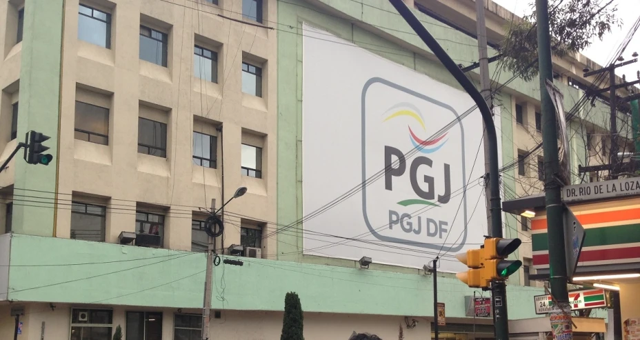Información preliminar de la Secretaría de Seguridad Pública del Distrito Federal refirió que una persona, quien se dijo elemento de la Secretaría de Marina lo enfrentó y lesionó en la cabeza con una pistola calibre nueve milímetros.