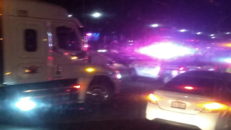 Vuelca pipa de gas sobre la autopista México-Puebla