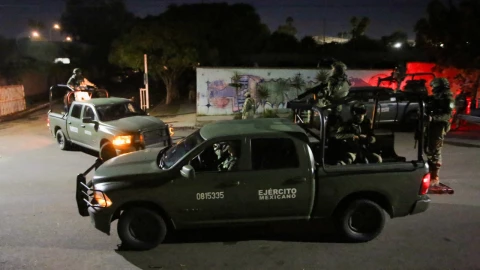 Camioneta del Ejército mexicano tras un ataque improvisado con drones, atribuido por las autoridades a un grupo delictivo local , frente a la oficina de la unidad antisecuestros de la Fiscalía General de la República en Tijuana, México , el 15 de octubre de 2025.