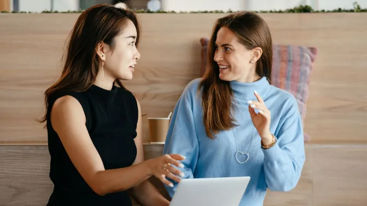 ¿Qué significa que una persona te toque mucho al hablar? La psicología responde