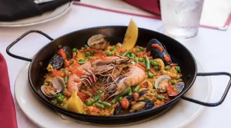 una rica paella servida en una cacerola