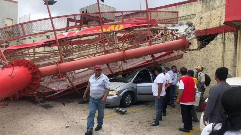 Cae espectacular en Coatzacoalcos.