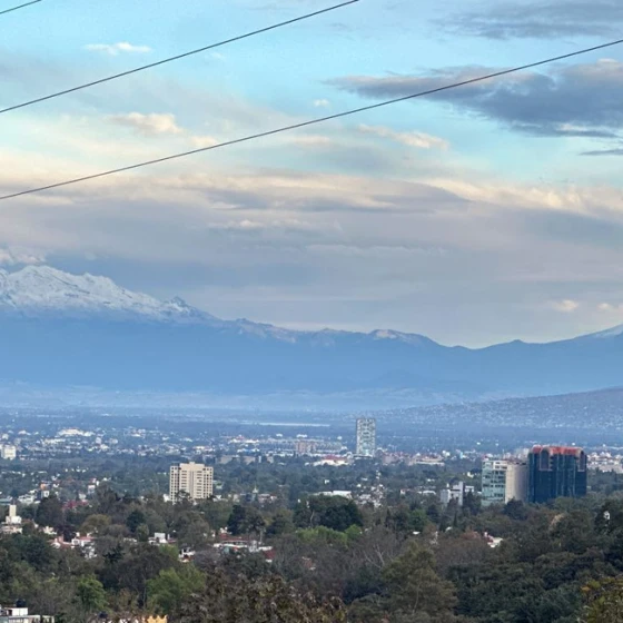 panoramica-volcanes-iztaccihuatl-mujer-dormida-popocatepetl-don-goy-nieve-edificios-cdmx