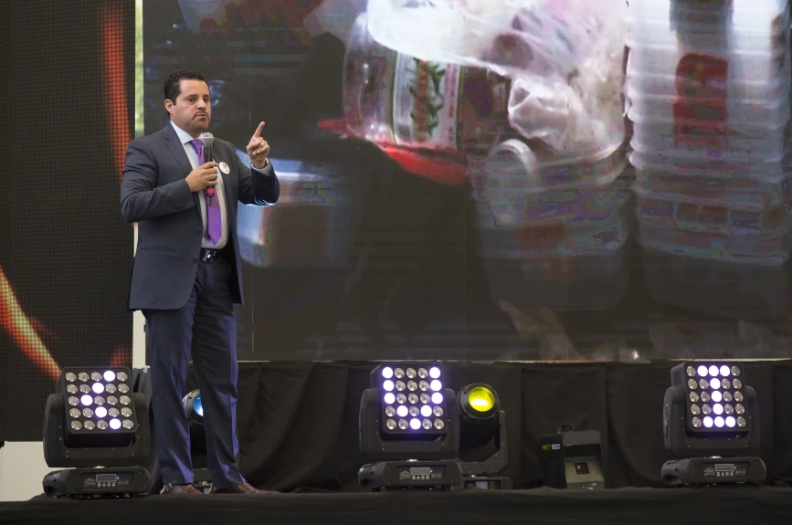 Miguel Aquino presentando crudas verdades.jpg
