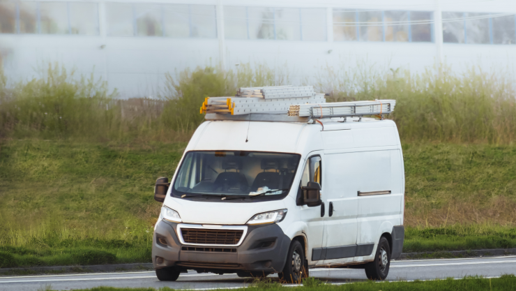 Una van en medio de una ruta