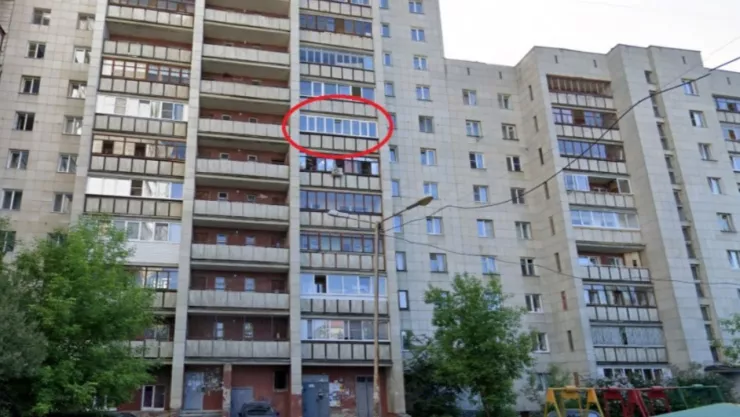 Abuelita cae de edificio y es salvada por el techo de un auto en Rusia