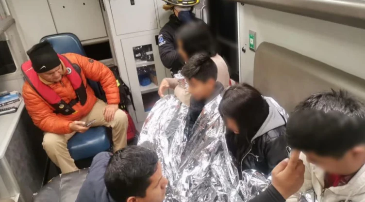Rescatan a madre migrante y sus 4 hijos con hipotermia en el Río Bravo