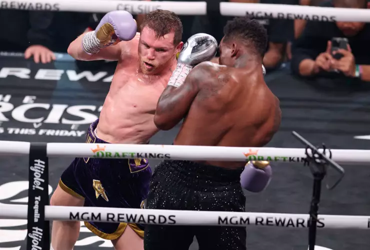 Pelea Álvarez vs Charlo en vivo por TV Azteca.