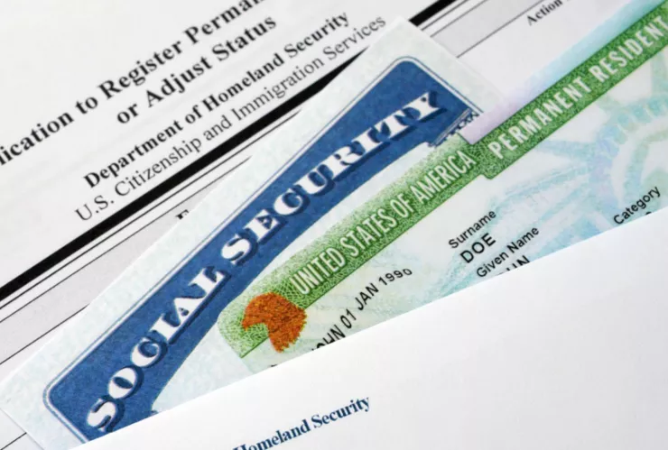 Para ajustar tu estatus y conseguir la green card debes presentar el formulario I-485.