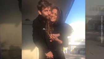 Shakira y Pique muy abrazados.jpg