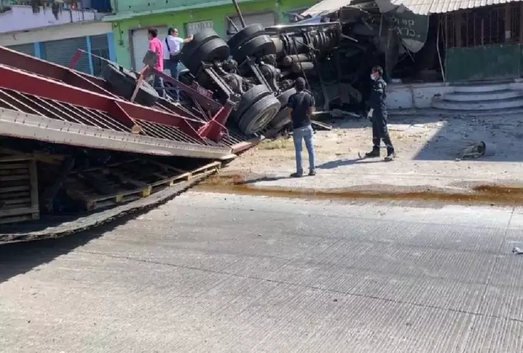 Tráiler de refrescos se vuelca en Chilpancingo y los vecinos se llevan el producto
