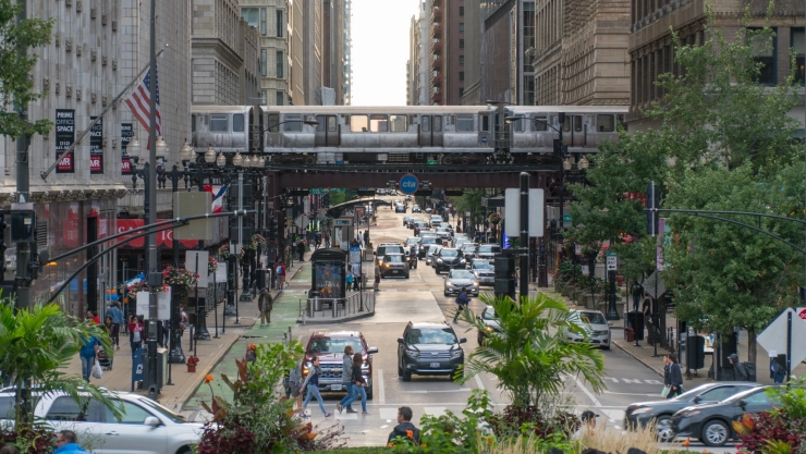 Autos circulando por las calles de Chicago, Illinois