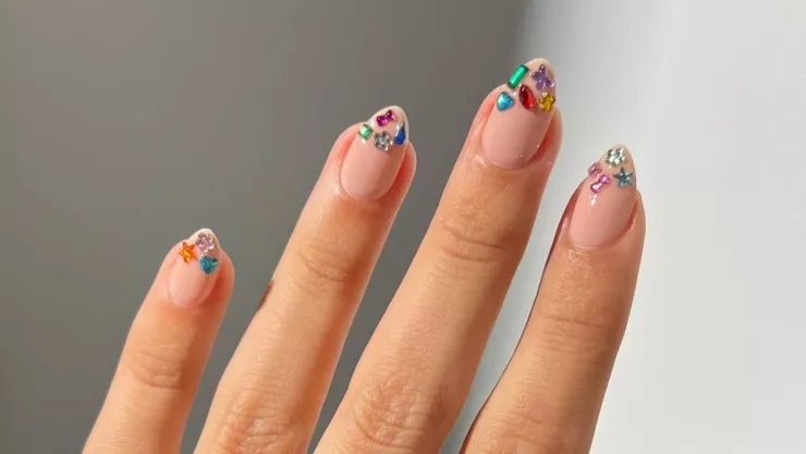 uñas con piedras de colores Semana Santa 2026