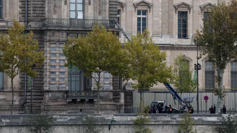 Grúa usada en el robo al museo del Louvre el 19 de octubre de 2025.
