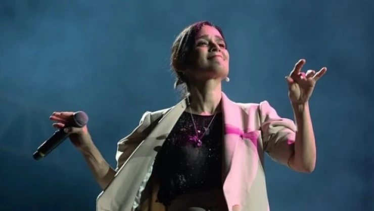 Julieta Venegas se desnuda ante el público en una canción