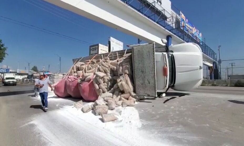 ¡Precaución! Vuelca tráiler cargado de bultos de cal en el Periférico