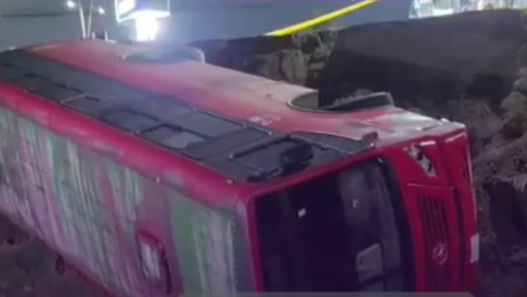La tierra “se tragó" un camión de pasajeros en la ZMG: Fuertes lluvias provocan deslave en Zapopan - VIDEO