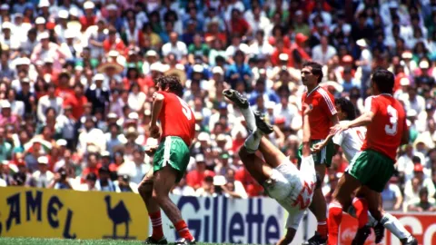 Manuel Negrete anot&oacute; uno de los goles m&aacute;s memorables en la historia de los mundiales.