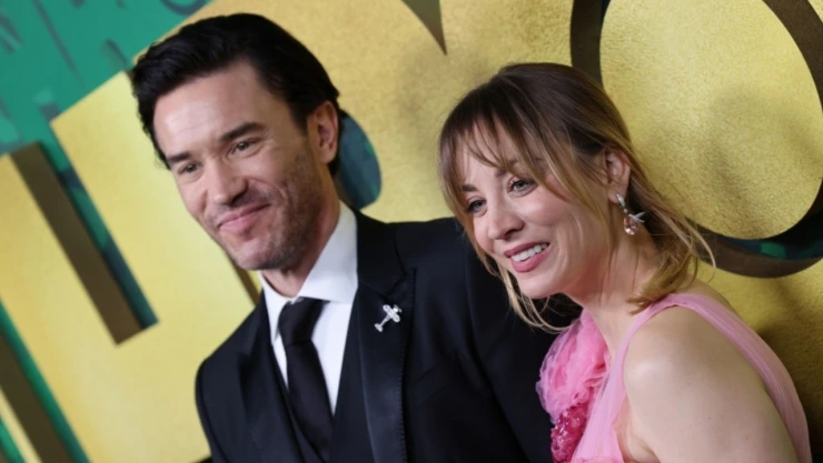Kaley Cuoco se comprometió con Tom Pelphrey
