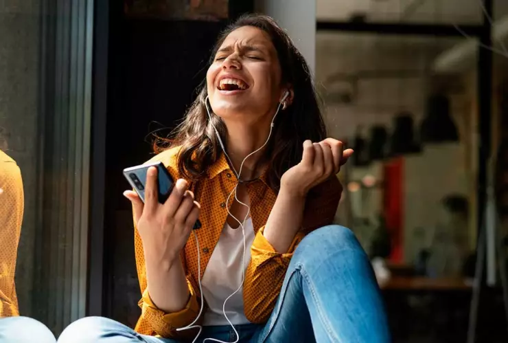 Hay canciones que pueden ser pegajosas y pasar en tu cerebro por horas y hasta días.