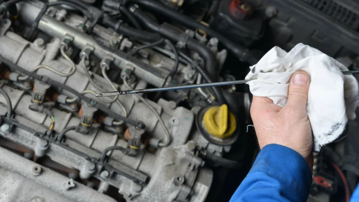 Mantener el tanque de gasolina a la mitad puede ayudar a evitar que la línea de combustible se congele.