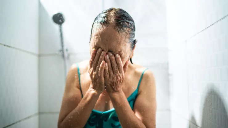 Cada cuándo y cómo debe ser el baño de un adulto mayor, según la ciencia