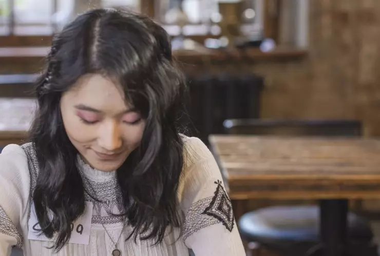 ¿Por qué desviamos la mirada durante una conversación? La psicología responde