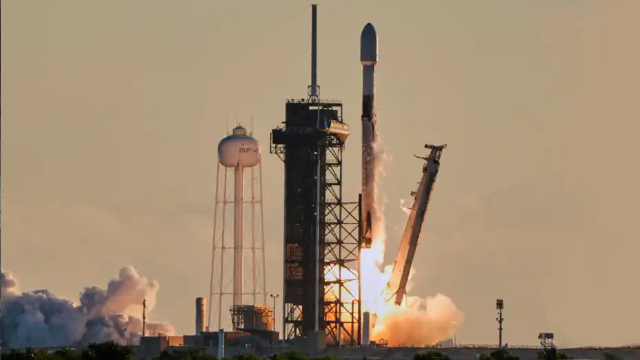 Un cohete con un satélite climático despega del Centro Espacial Kennedy.jpg