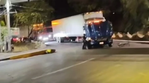 Caos-vial-en-la-México-Cuernavaca_-Tráiler-atorado-paraliza-salida-desde-Tlalpan.webp