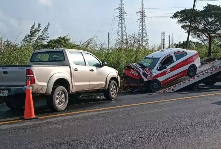 Paramédicos atendieron a dos personas lesionadas en accidente sobre la Coatzacoalcos–Villahermosa