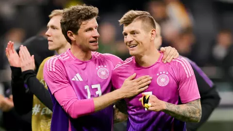 Thomas Müller y Toni Kroos, duranyte un entrenamiento con la Selección de Alemania.jpg