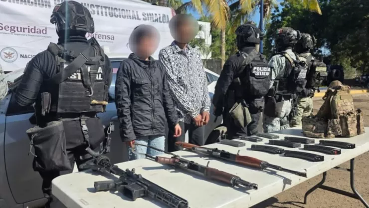 Detienen a un hombre y una mujer menor de edad armados en Navolato