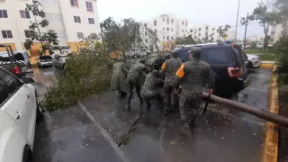 Ejército, Guardia Nacional y Marina brindan apoyo a la población evacuada por el huracán Beryl (4).jpg