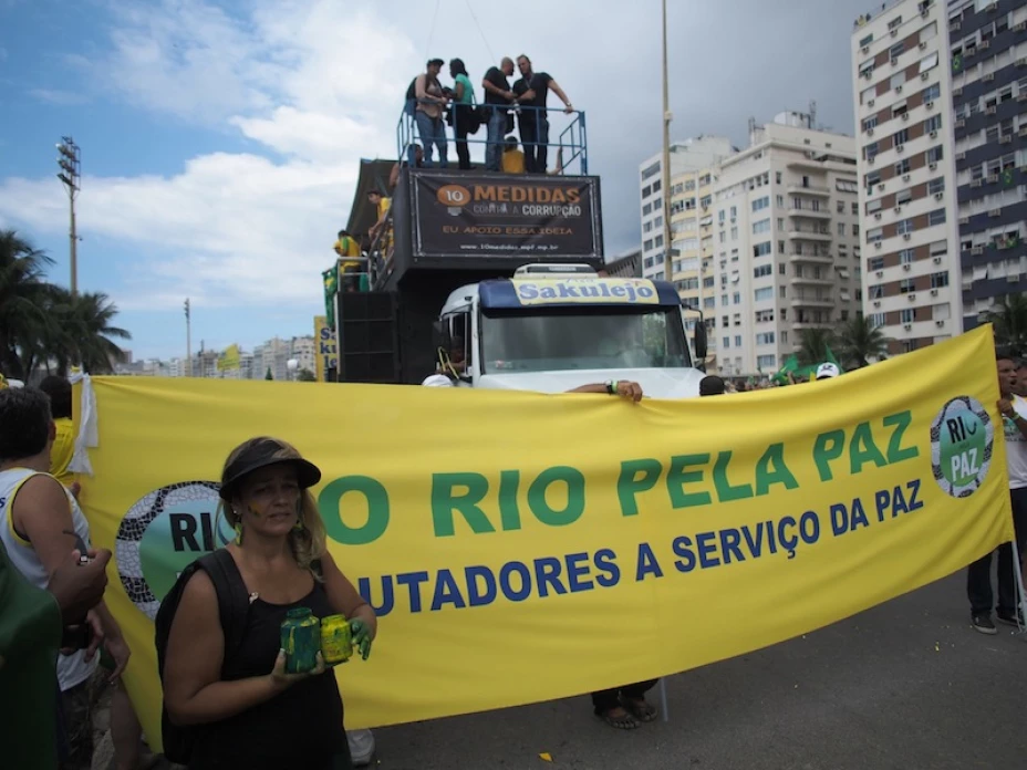 BRASILEÑOS PROTESTAN CONTRA GOBIERNO DE ROUSSEFF
