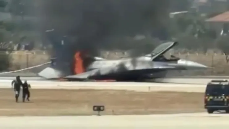 Momentos de tensión en Grecia: avión militar se incendia tras falla en pleno vuelo