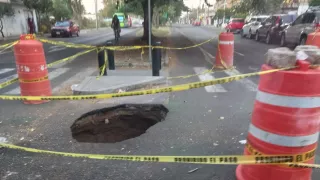 ¡Se abre la tierra! Reportan un ENORME socavón en Av. Atemajac