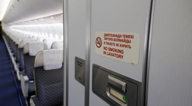 Puerta del baño de un avión.