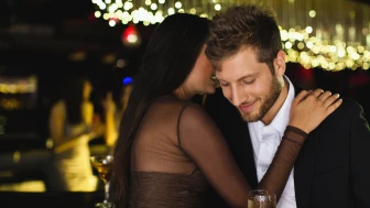 Les encanta la intimidad y no dudan en invitar a su cita a la primera vez.  (Créditos: Hybrid Images/Getty Images/Image Source)