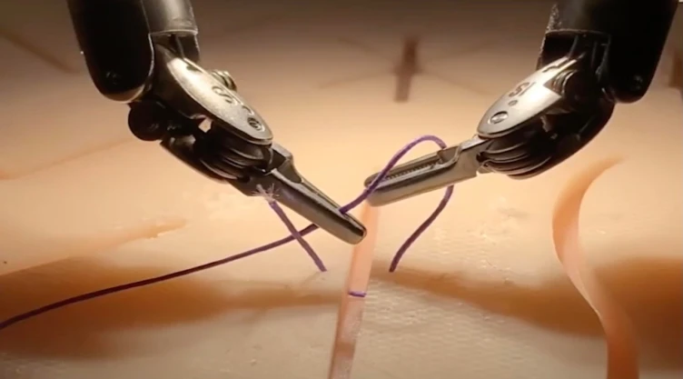 Robot aprende de cirujanos expertos con IA